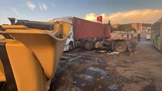 Kocaeli'de tırın kupası koptu: 1'i ağır 2 yaralı
