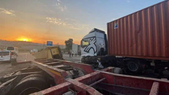 Kocaeli'de tırın kupası koptu: 1'i ağır 2 yaralı