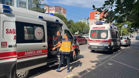 Kocaeli'de tramvay otomobile çarptı: 3 yaralı