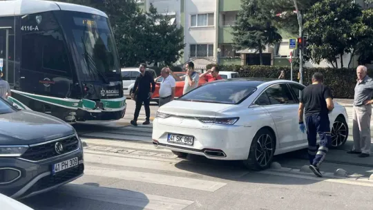 Kocaeli'de tramvay otomobile çarptı: 3 yaralı