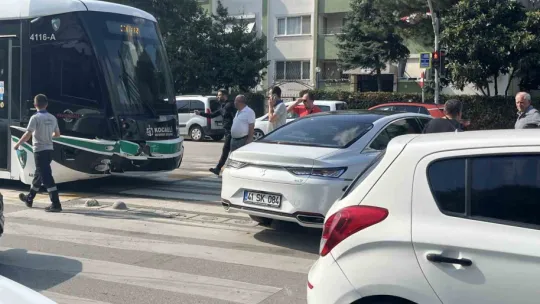 Kocaeli'de tramvay otomobile çarptı: 3 yaralı