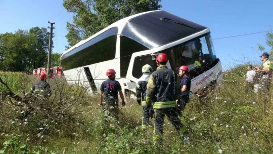Kortepe'de tur otobüsü yan yattı: 43 kişi bir saatte kurtarıldı