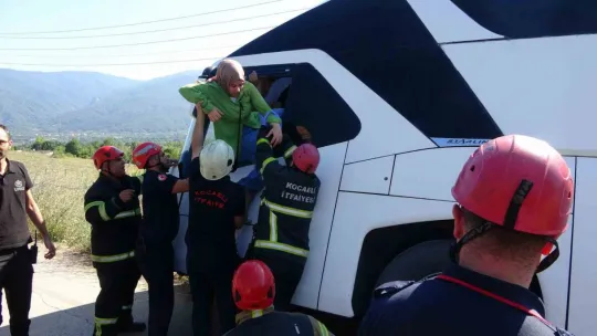 Kortepe'de tur otobüsü yan yattı: 43 kişi bir saatte kurtarıldı