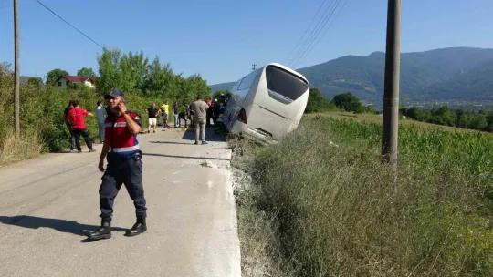 Kortepe'de tur otobüsü yan yattı: 43 kişi bir saatte kurtarıldı