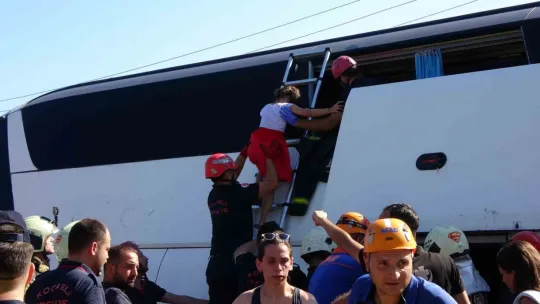 Kortepe'de tur otobüsü yan yattı: 43 kişi bir saatte kurtarıldı
