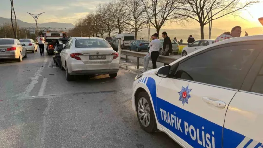 Kocaeli'de üç otomobil zincirleme kazaya karıştı: 4 yaralı
