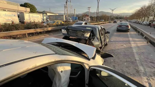 Kocaeli'de üç otomobil zincirleme kazaya karıştı: 4 yaralı