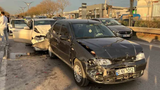 Kocaeli'de üç otomobil zincirleme kazaya karıştı: 4 yaralı
