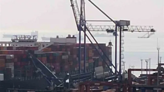 Evyapport'ta 3 yükleme vinci devrildi