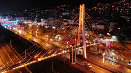 Kocaeli'de üst geçitler turuncuya büründü
