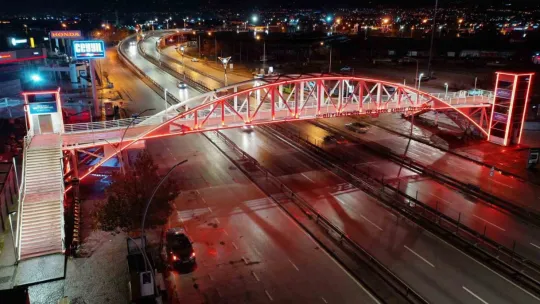 Kocaeli'de üst geçitler turuncuya büründü