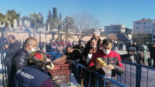 Kocaeli'de, Trabzonlular 3 ton hamsi dağıttı