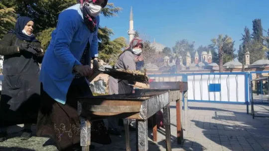 Kocaeli'de, Trabzonlular 3 ton hamsi dağıttı