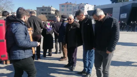 Kocaeli'de, Trabzonlular 3 ton hamsi dağıttı