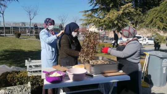 Kocaeli'de, Trabzonlular 3 ton hamsi dağıttı