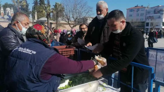 Kocaeli'de, Trabzonlular 3 ton hamsi dağıttı