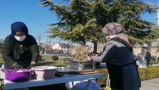 Kocaeli'de, Trabzonlular 3 ton hamsi dağıttı