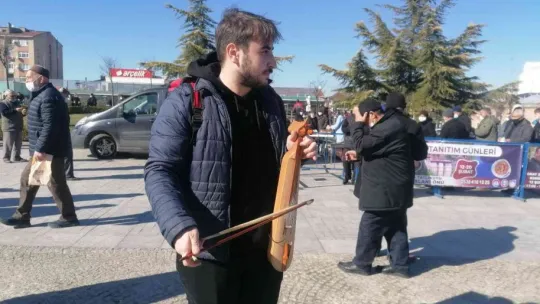 Kocaeli'de, Trabzonlular 3 ton hamsi dağıttı