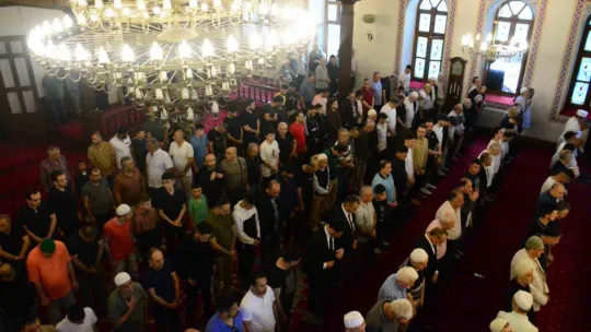 Kocaeli'de vatandaşlar bayram namazı için camileri doldurdu
