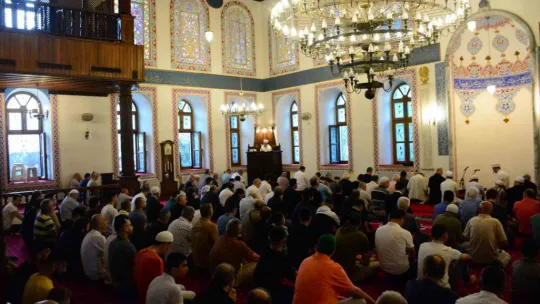 Kocaeli'de vatandaşlar bayram namazı için camileri doldurdu