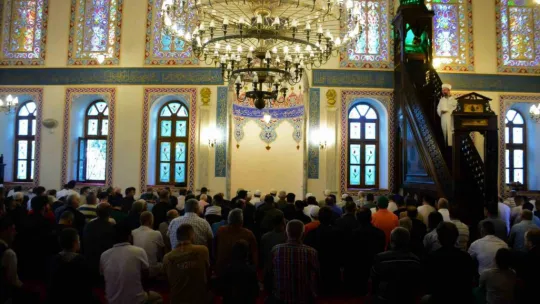Kocaeli'de vatandaşlar bayram namazı için camileri doldurdu
