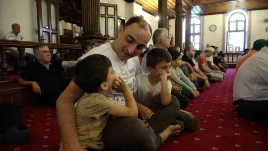 Kocaeli'de vatandaşlar bayram namazı için camileri doldurdu