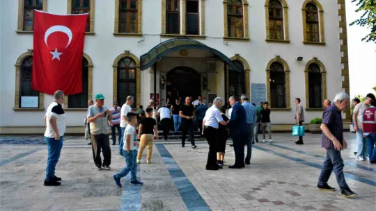 Kocaeli'de vatandaşlar bayram namazı için camileri doldurdu