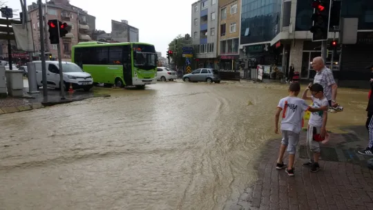 Kocaeli'de yağmur caddeleri göle çevirdi