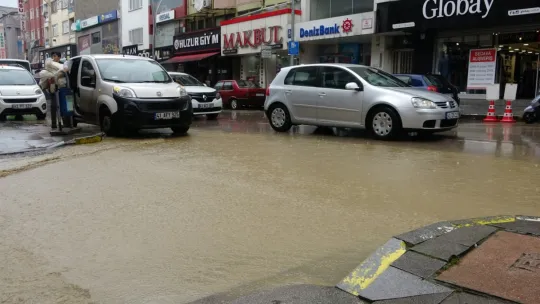 Kocaeli'de yağmur caddeleri göle çevirdi