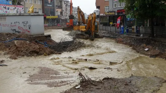 Kocaeli'de yağmur caddeleri göle çevirdi