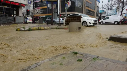 Kocaeli'de yağmur caddeleri göle çevirdi