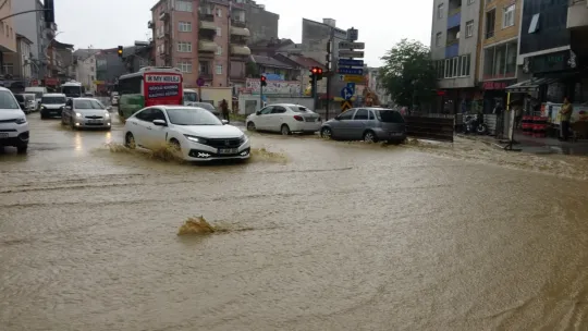 Kocaeli'de yağmur caddeleri göle çevirdi