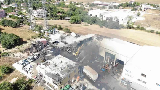 Kocaeli'de yangının çıktığı fabrika havadan görüntülendi