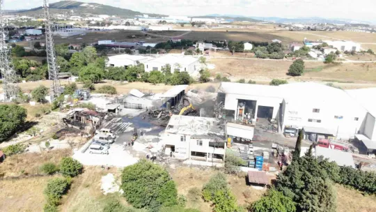 Kocaeli'de yangının çıktığı fabrika havadan görüntülendi