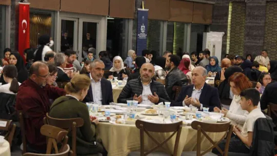 Kocaeli'de yetimler günü iftarına yüzlerce kişi katılım gösterdi
