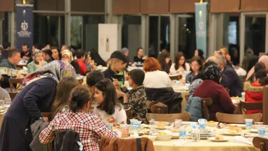 Kocaeli'de yetimler günü iftarına yüzlerce kişi katılım gösterdi
