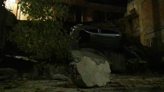 Kocaeli'de yol çöktü, araç inşaat temeline yuvarlandı