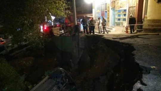 Kocaeli'de yol çöktü, araç inşaat temeline yuvarlandı