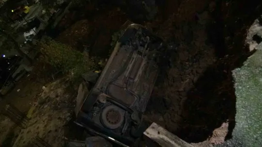 Kocaeli'de yol çöktü, araç inşaat temeline yuvarlandı