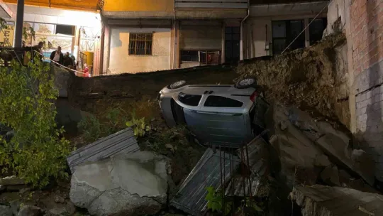 Kocaeli'de yol çöktü, araç inşaat temeline yuvarlandı