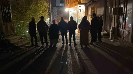 Kocaeli'de yol çöktü, araç inşaat temeline yuvarlandı