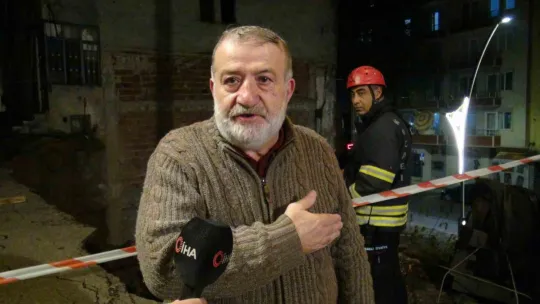 Kocaeli'de yol çöktü, araç inşaat temeline yuvarlandı