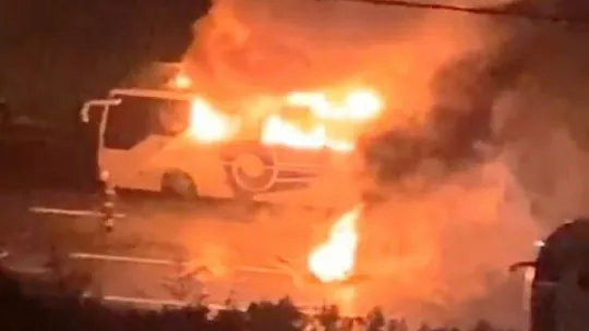 Kocaeli'de yolcu otobüsü alev alev yandı