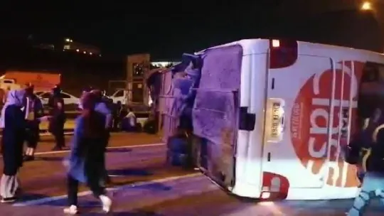 Kocaeli'de yolcu otobüsü devrildi:1 ölü, 17 yaralı!