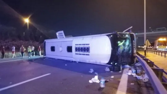 Kocaeli'de yolcu otobüsü devrildi:1 ölü, 17 yaralı!
