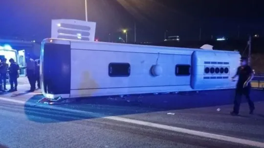Kocaeli'de yolcu otobüsü devrildi:1 ölü, 17 yaralı!