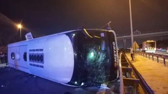 Kocaeli'de yolcu otobüsü devrildi:1 ölü, 17 yaralı!