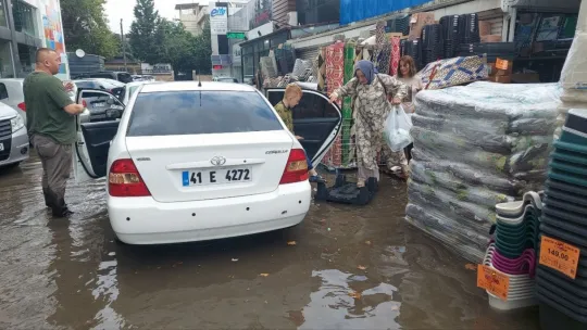 Kocaeli'de yollar nehre döndü