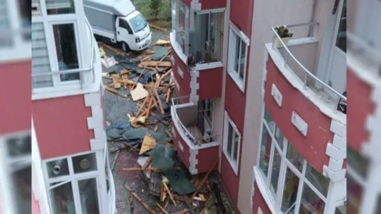 Kocaeli'deki fırtına hayatı olumsuz etkiledi