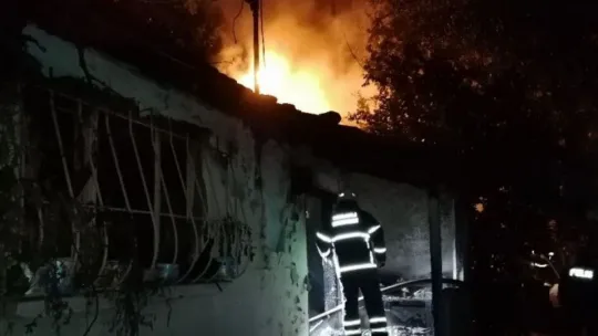 Kocaeli'deki gecekondu alev alev yandı!